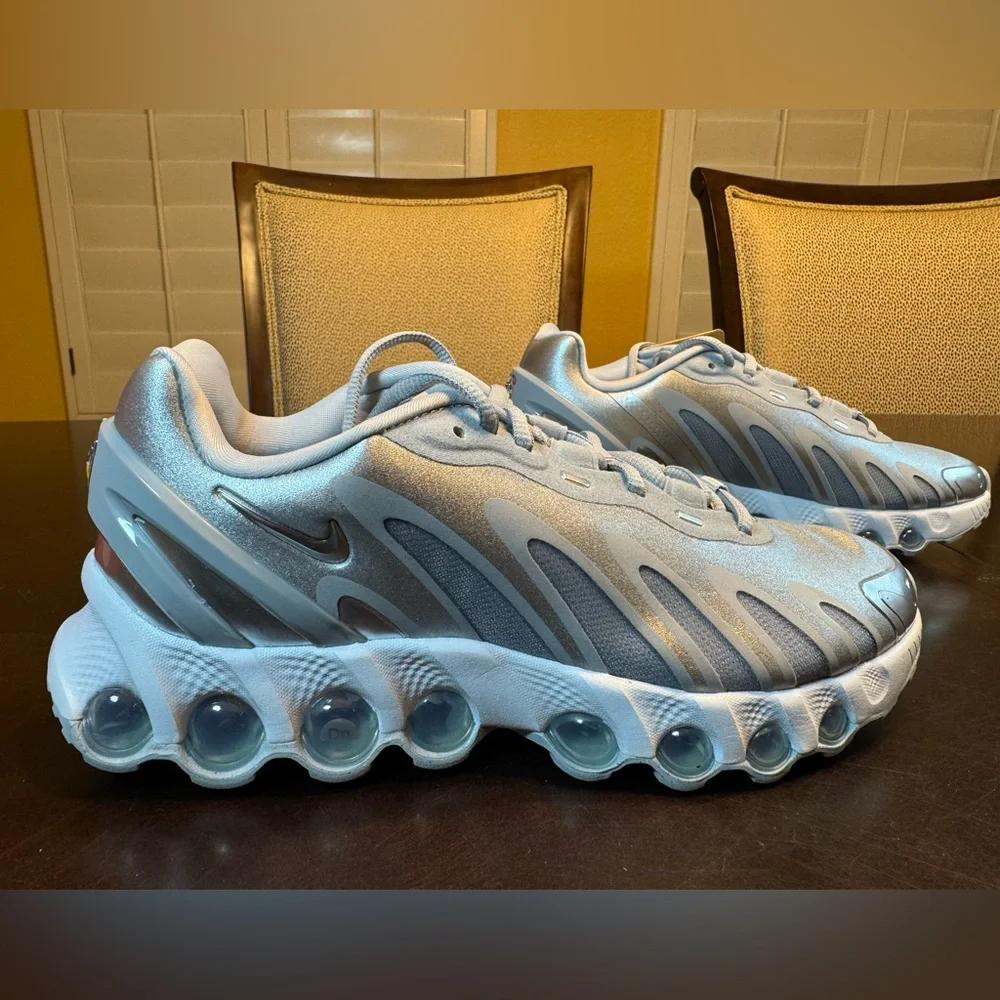 New Nike Air Max DN8 Metallic Silver Sneaker Shoes Size US 7 W / 5.5 M